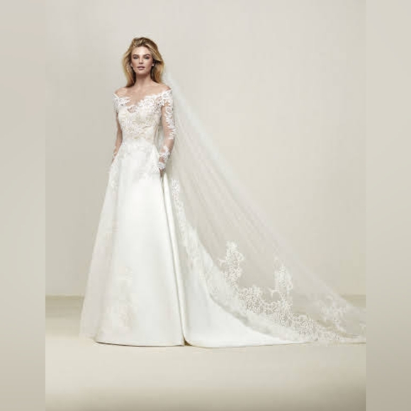 Pronovias 'Dresaba' Wedding Gown - Picture 2 of 10